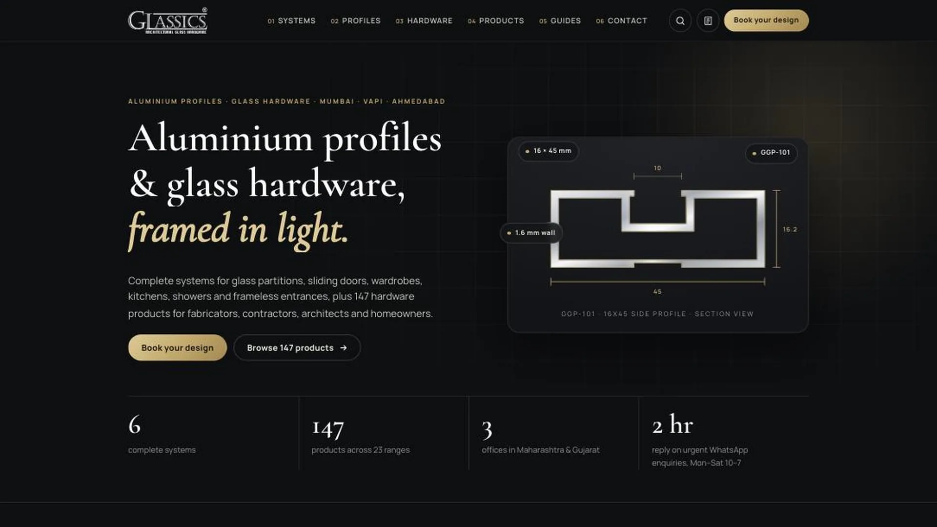 الصفحة الرئيسية لموقع Glassics.in — تصميم جديد بلون الفحم الداكن والذهبي الشمبانيا